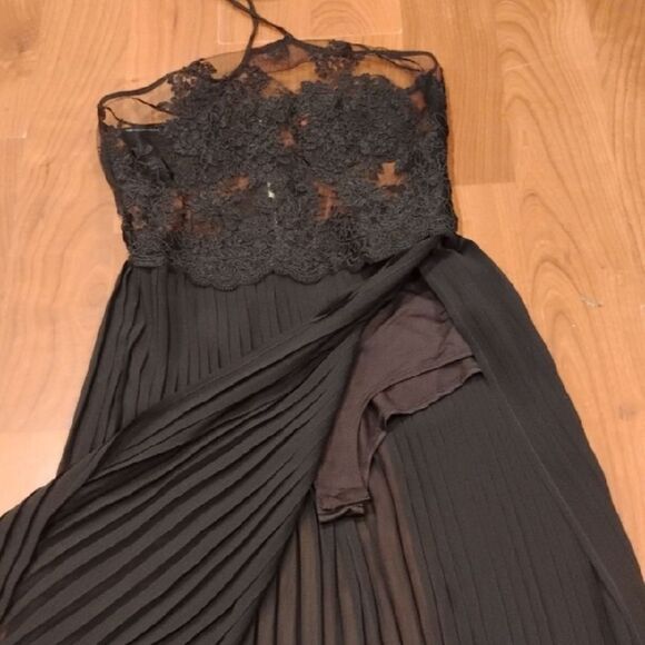 Elegant Black Lace Evening Dress - Picture 4 of 7
